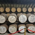 Gestapelde whisky vaten in een GlenFarclas warehouse