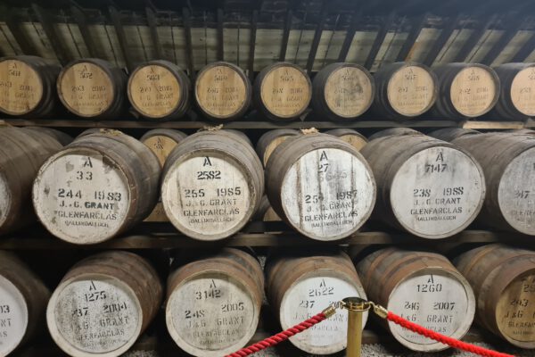 Gestapelde whisky vaten in een GlenFarclas warehouse