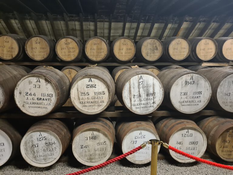 Gestapelde whisky vaten in een GlenFarclas warehouse